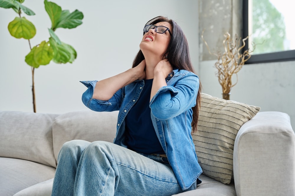 Donna con cervicalgia
