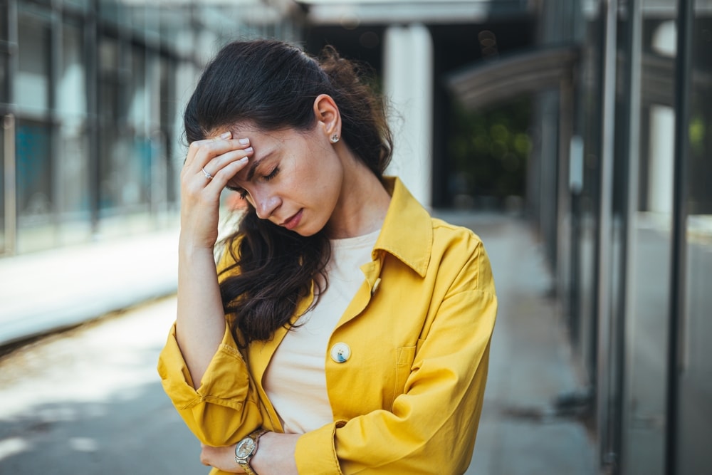 donna con mal di testa da allergia