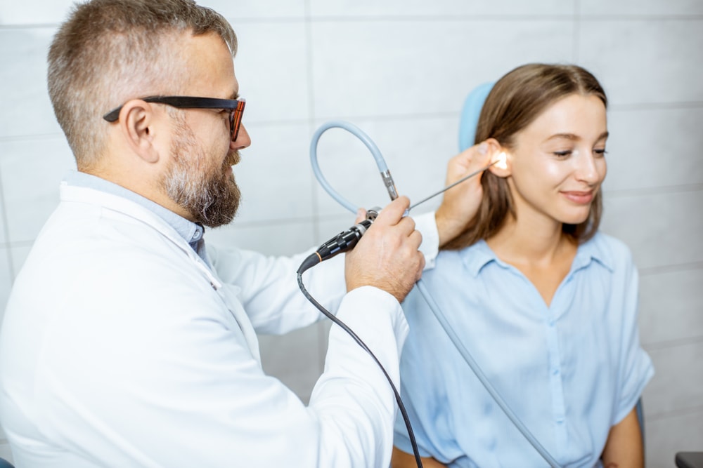 otorino visita una dinna con otoliti