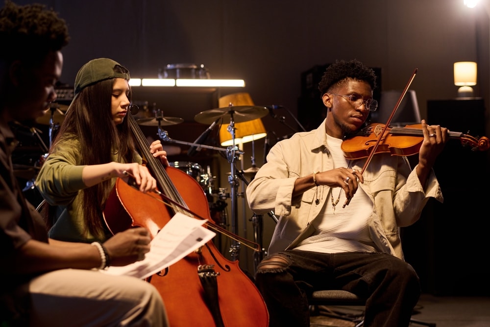 musicisti che suonano