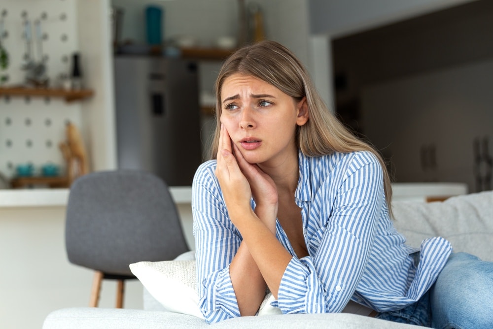 donna con dolore ai denti del giudizio