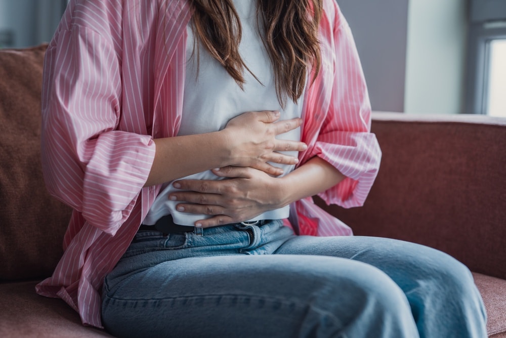 donna con dolori mestruali