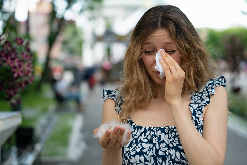 donna con occhi che lacrimano