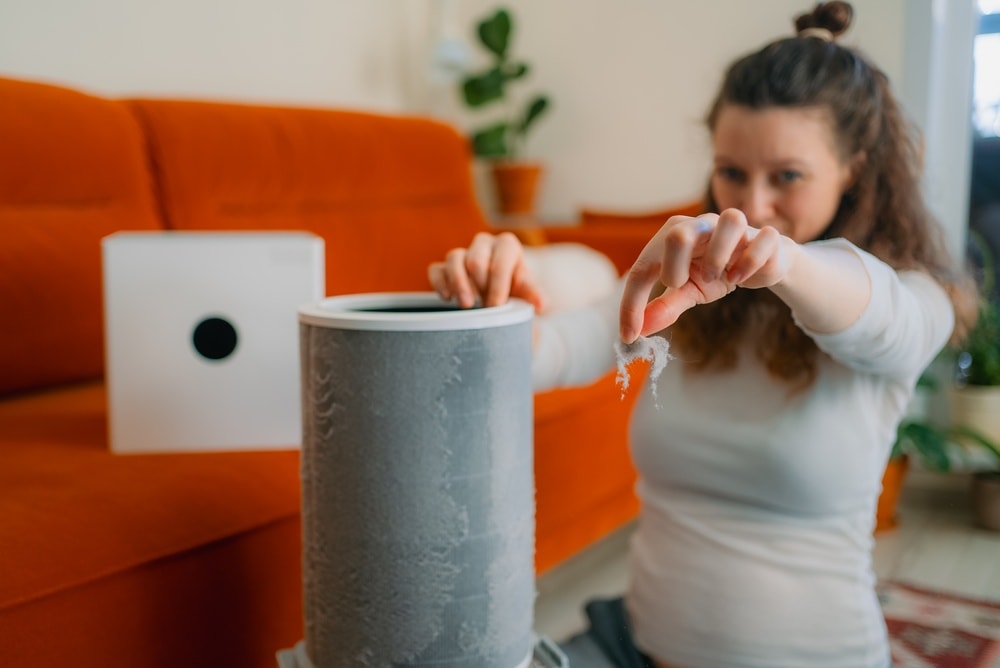 danna pulisce un filtro dalla polvere per l'allergia agli acari