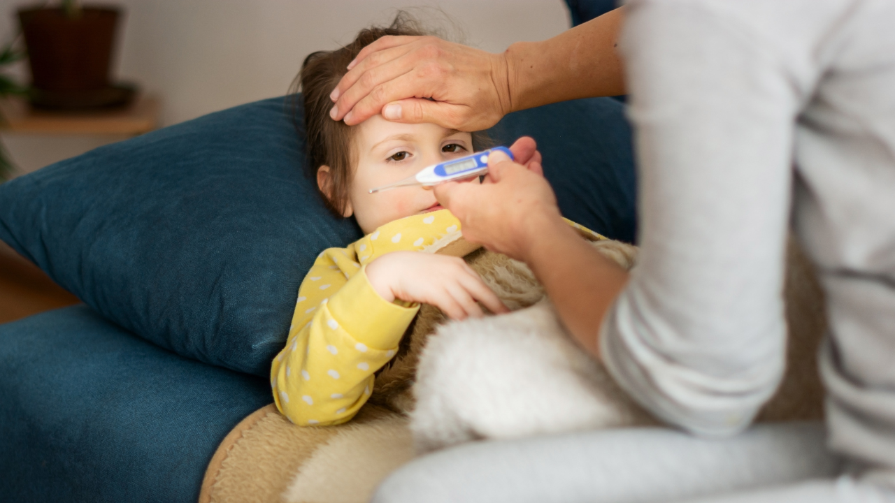 bambina con la febbre